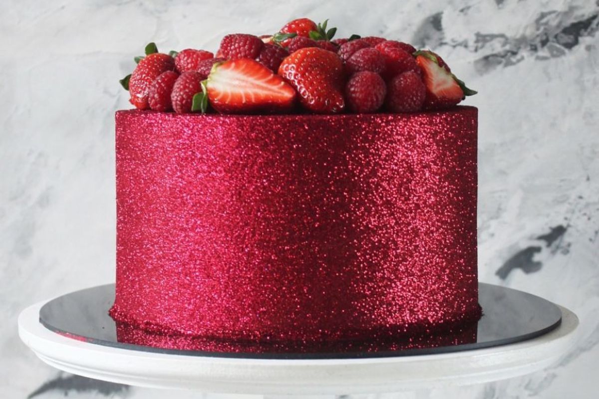 Como aplicar glitter no bolo com pincel