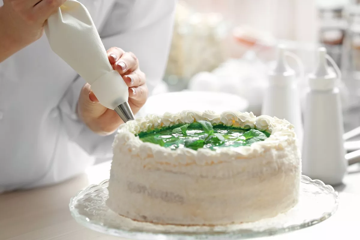 Como aplicar glitter no bolo de chantilly