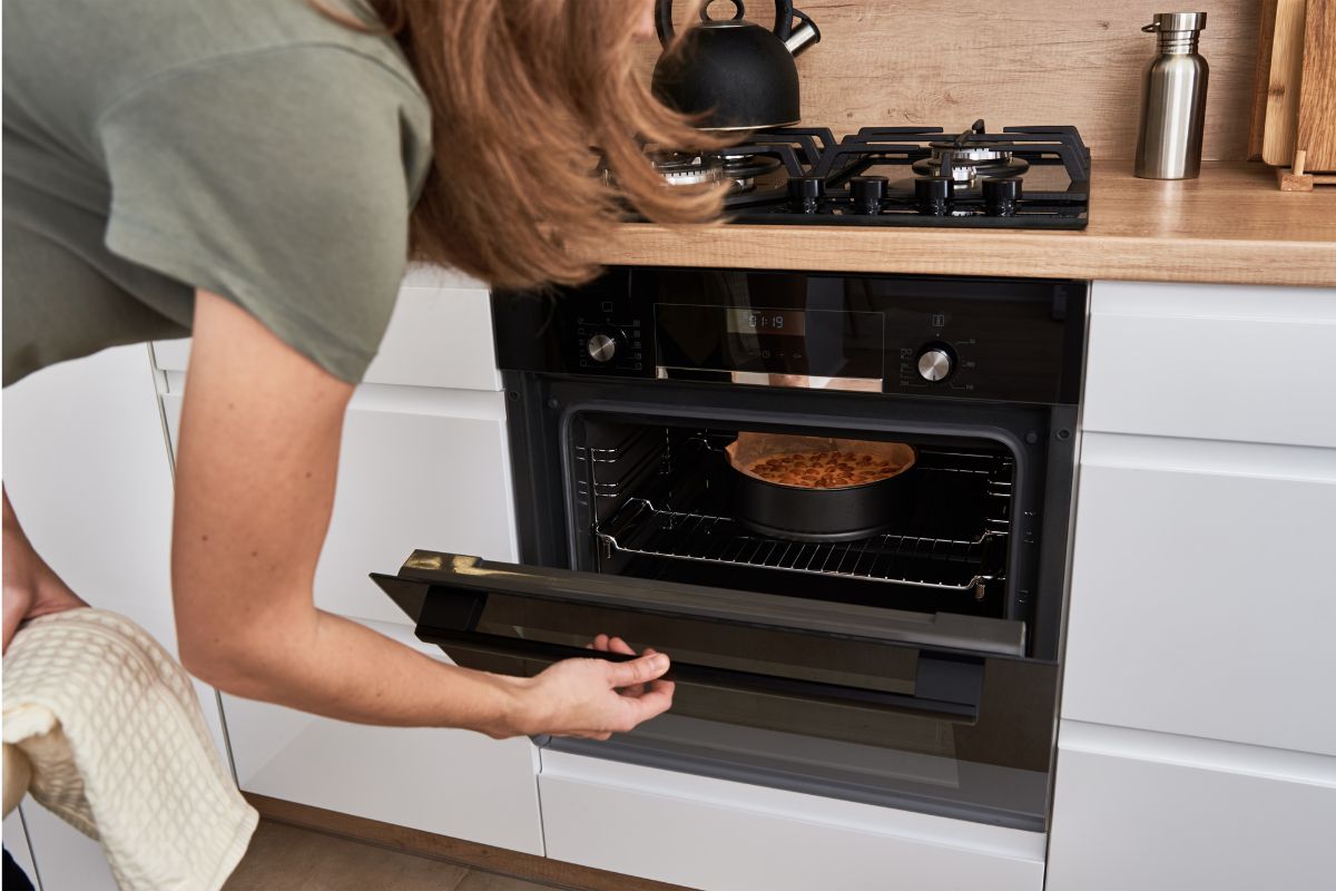 Como assar bolo em forno elétrico