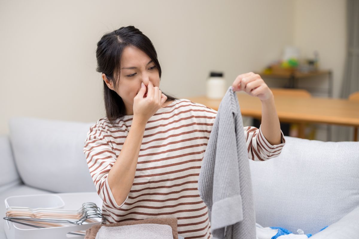 Como tirar cheiro de roupa de academia